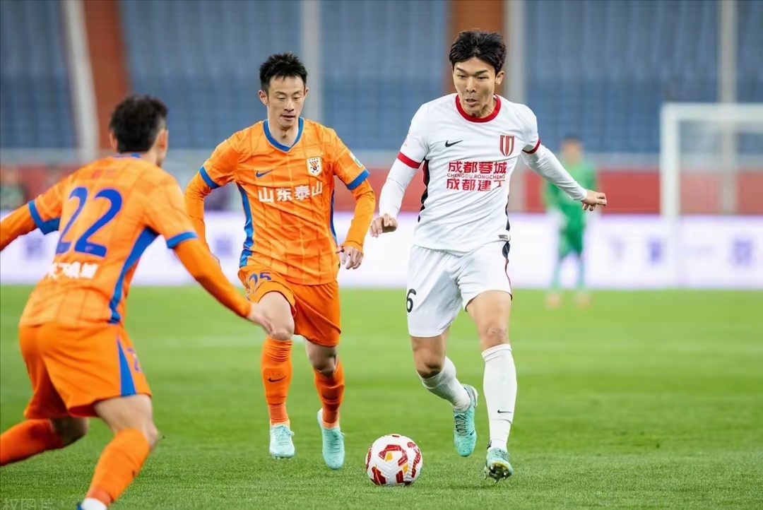 爱游戏入口 -赛地聚焦——中超国际比赛日热度飙升，成都蓉城主帅复盘，悬念犹存，更衣室氛围转暖的简单介绍