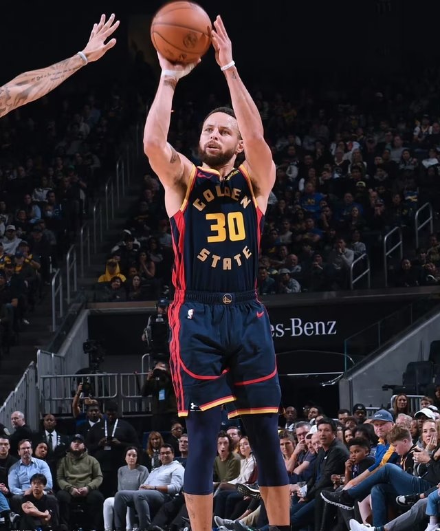 窗口期突围战来临，萨克拉门托国王围绕NBA常规赛造点机会，引发热议，轮换策略成焦点的简单介绍