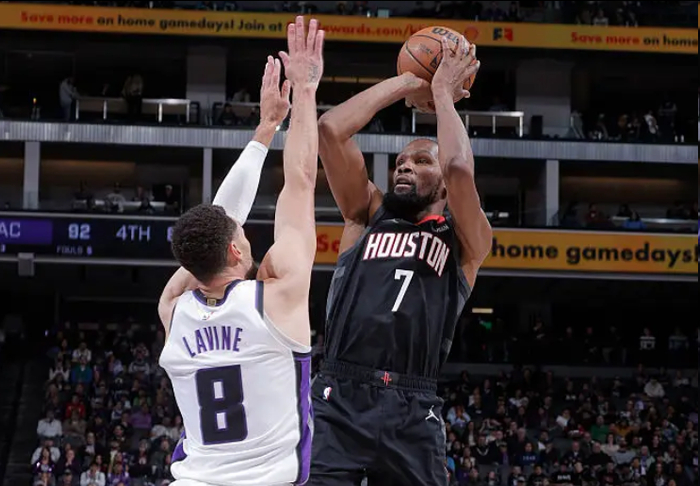 窗口期突围战来临，萨克拉门托国王围绕NBA常规赛造点机会，引发热议，轮换策略成焦点的简单介绍